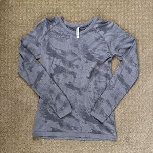Athleta Momentum Seamless Long Sleeve Tee, Light Purple Camo, Size Medium